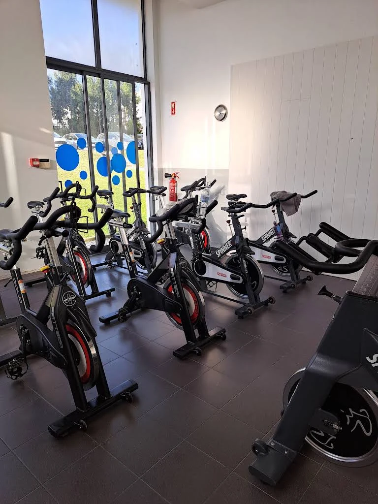 Zona de cycling do Oxygen, com bicicletas junto às janelas